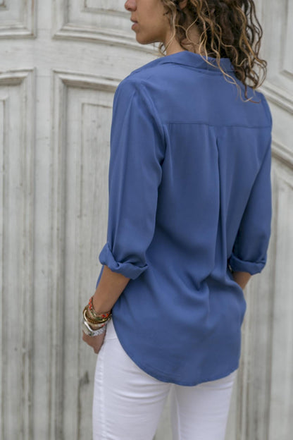 Leona – Mjuk blus med klassisk knäppning