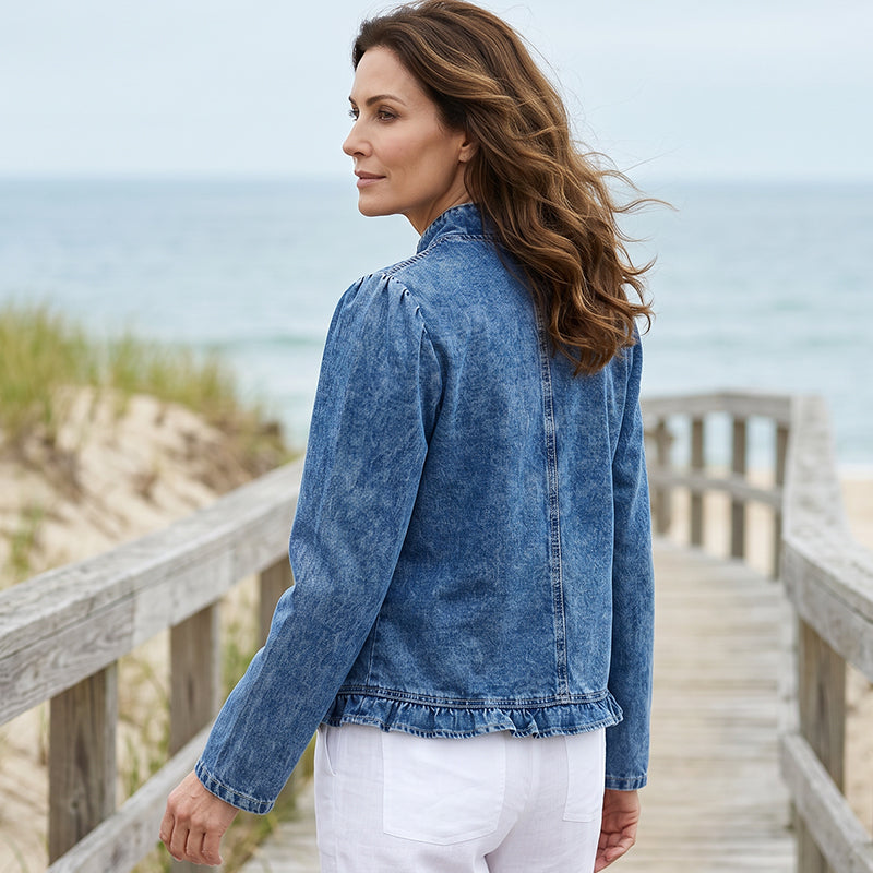 Ingrid – Kort jeansjacka med feminin volangkant