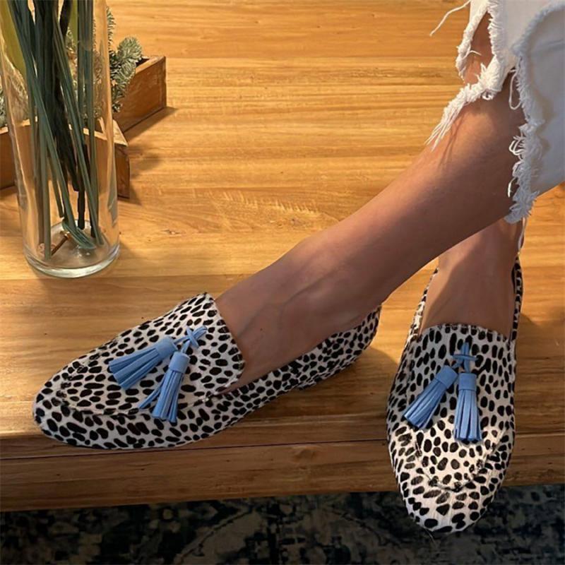 Ziva – Statement loafers med zebraprint och röda fransar