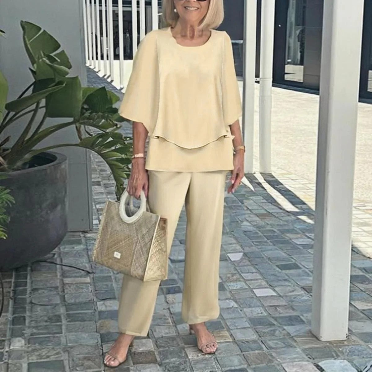 Ingrid – Elegant set med blus och mönstrade byxor