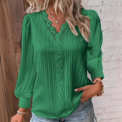 Svea – Blus med fina veck och spetsdetaljer