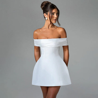 Aila – kort klänning med off-shoulder hals