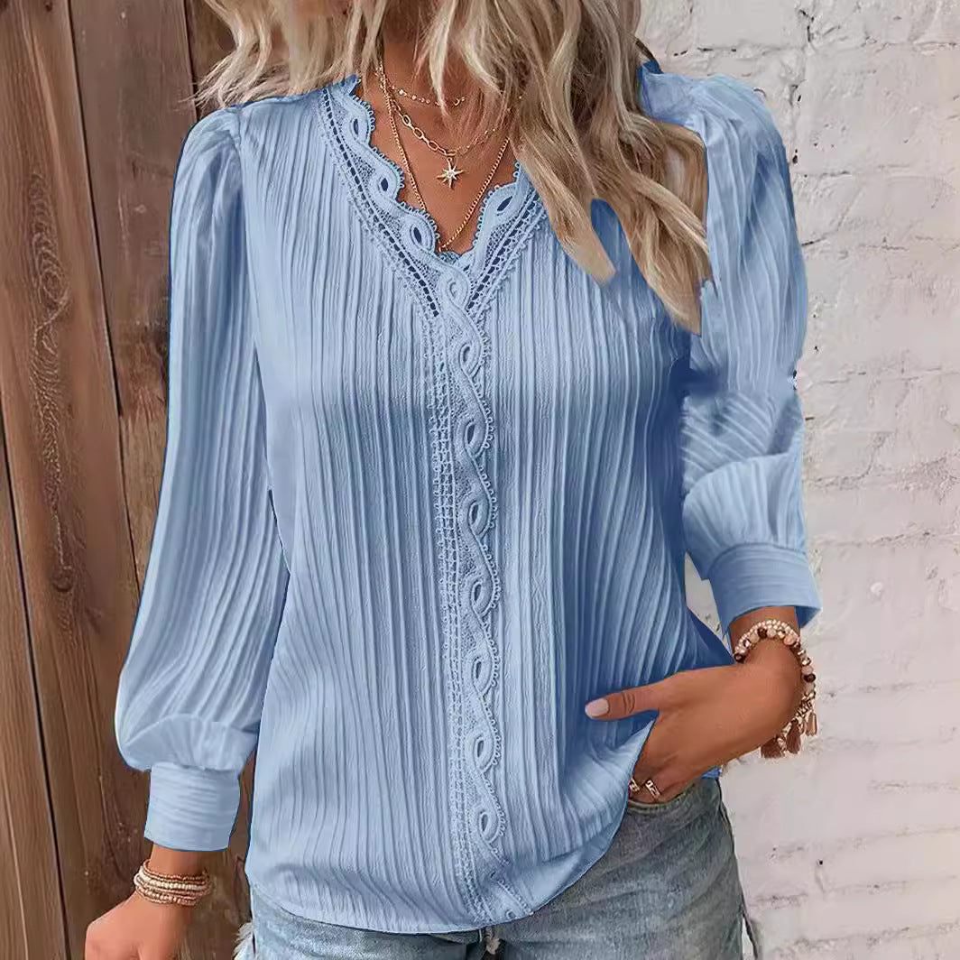 Svea – Blus med fina veck och spetsdetaljer