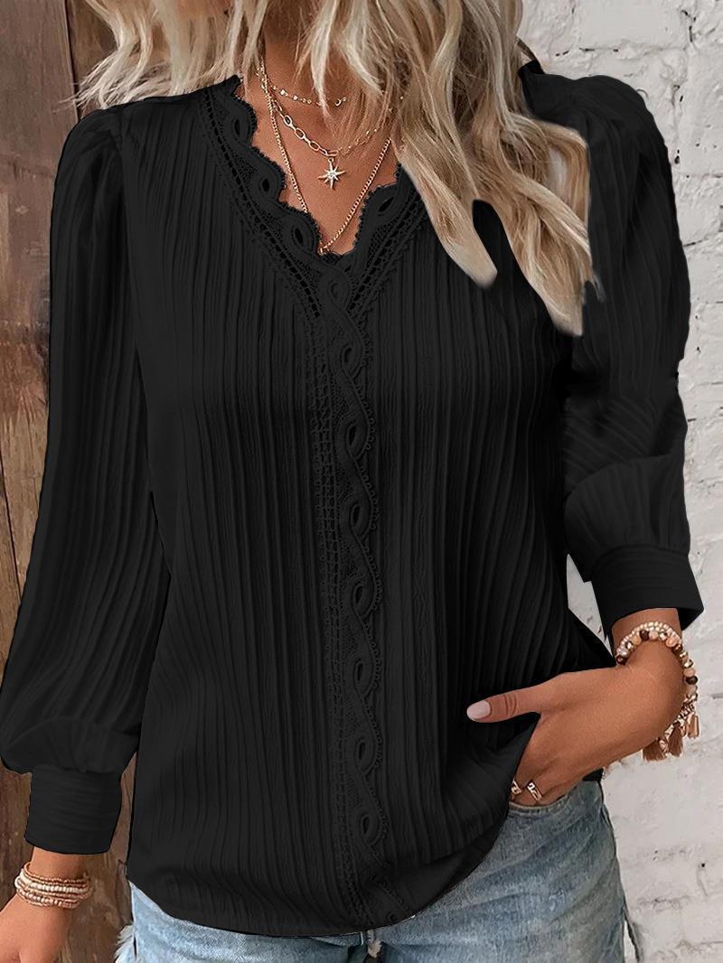 Svea – Blus med fina veck och spetsdetaljer