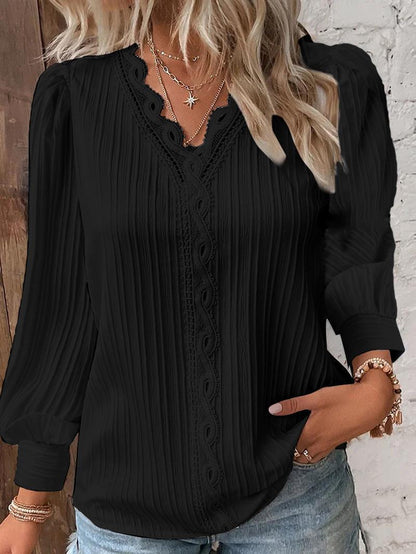 Svea – Blus med fina veck och spetsdetaljer