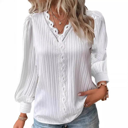 Svea – Blus med fina veck och spetsdetaljer